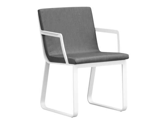 Stol i sortlakket aluminium med sete i grå tekstil med armlene