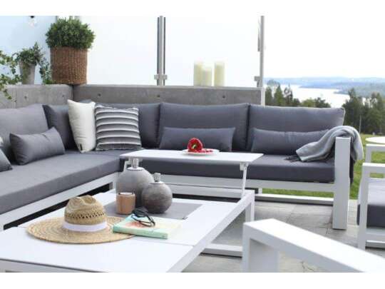 Sofagruppe i grå tekstil og hvit ramme og hvitt Gardenart sofabord med oppløft på koselig balkong med utsikt