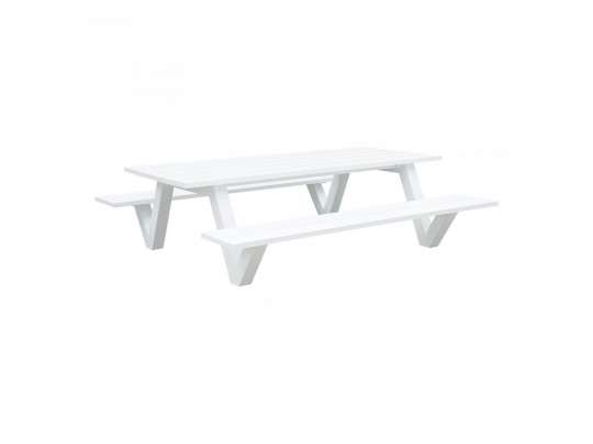 Spisebord med spisebenker i hvit