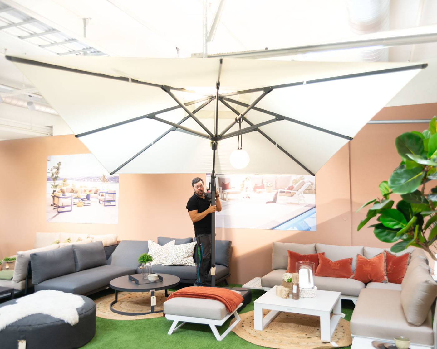 Firkantparasoll i hvit aluminium slås opp over solsengsofa fra Gardenart