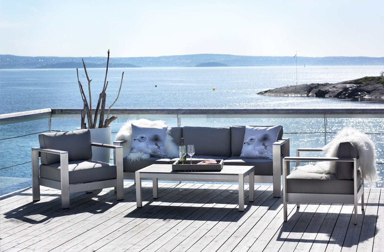 Hagemøbler fra Fine Design på solfylt terrasse ved sjøen