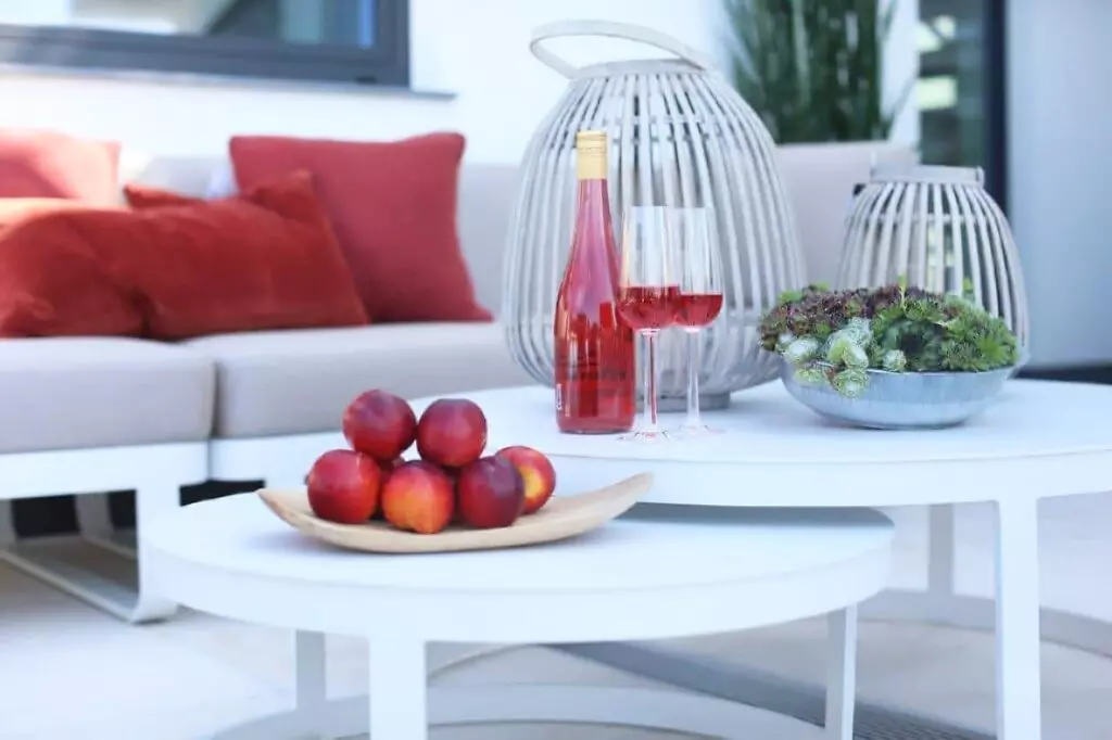 Runde, hvite balkongbord som kan settes under hverandre - hvit aluminium