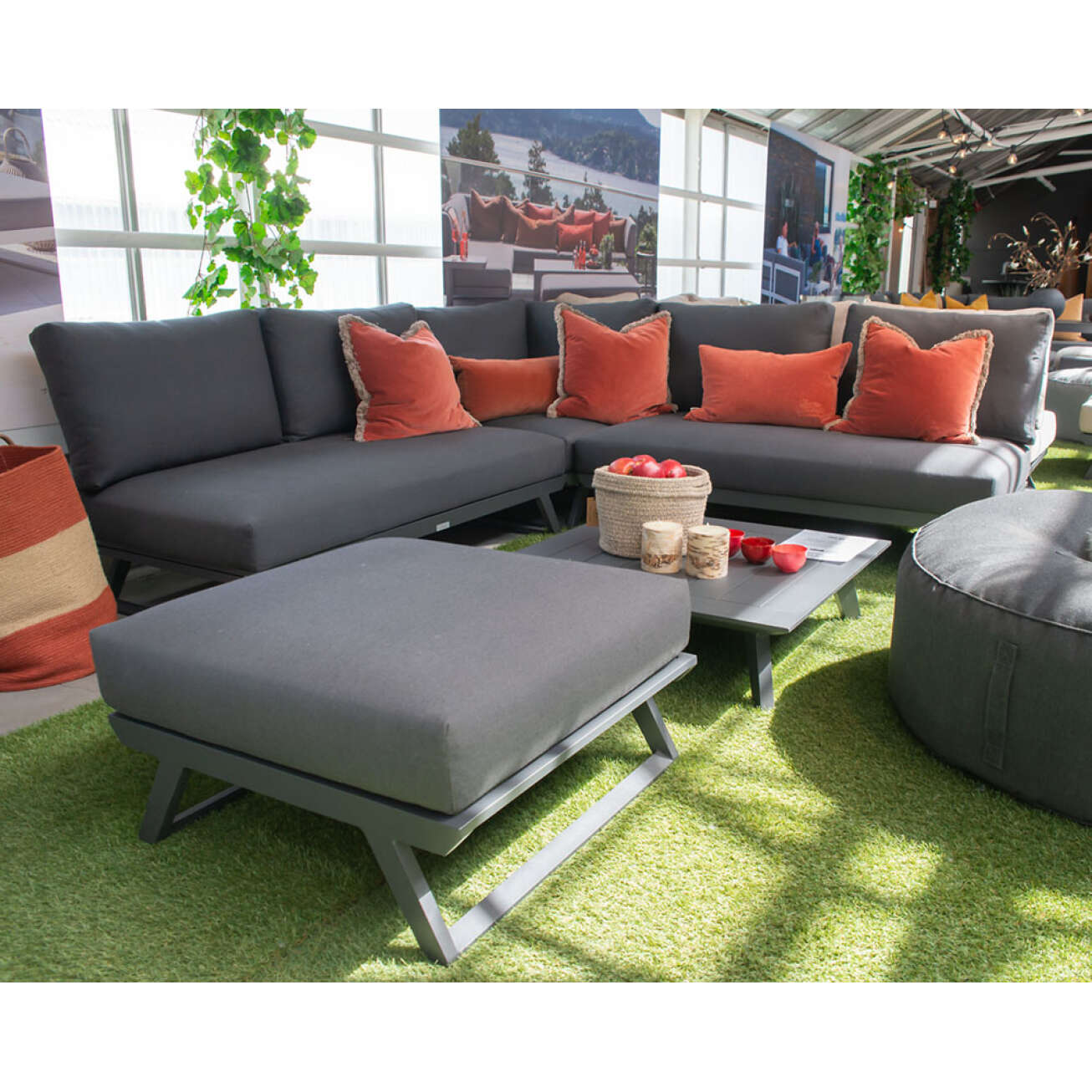 Fleksibel utendørs solsengsofa i sort fra Gardenart hos Fine Design hagemøbler