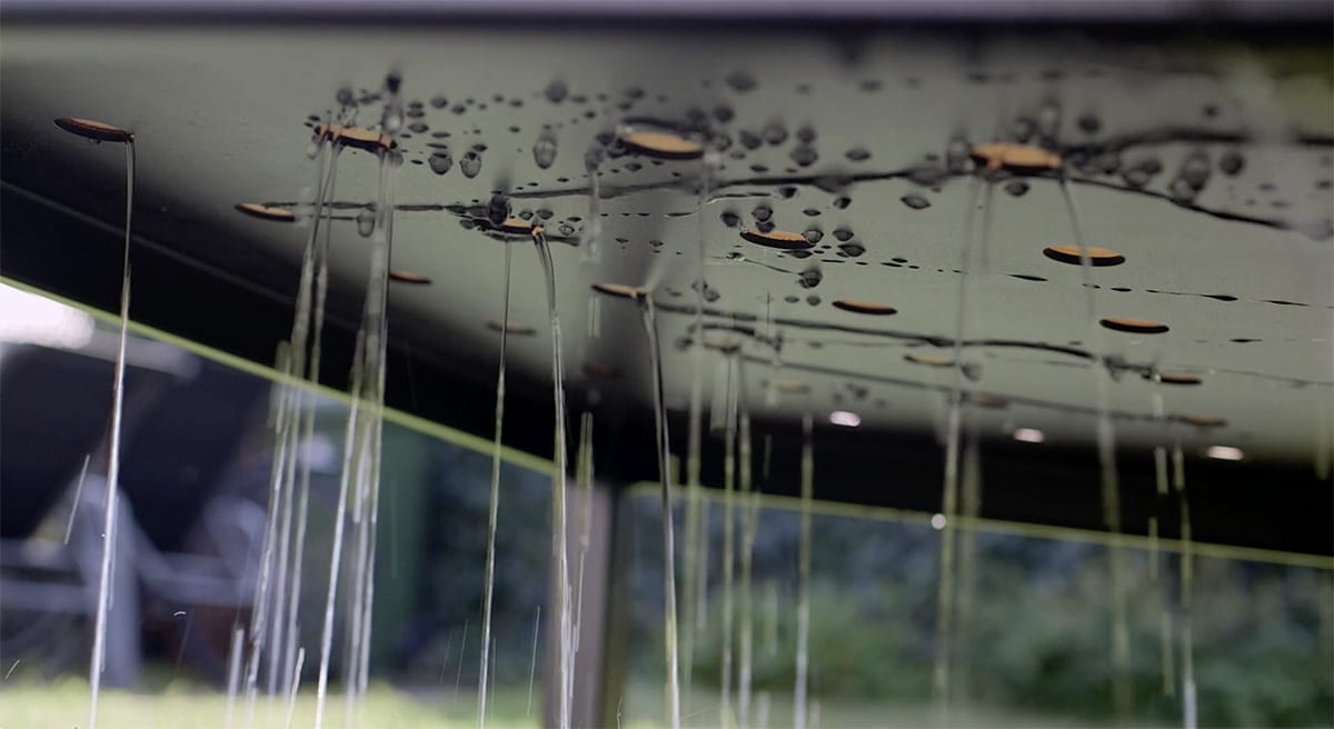 Vannet renner gjennom sunday designs utemøbler med hull i aluminiumsrammene