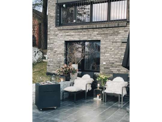 Cosi gasspeis og stoler fra Gardenart foran et hus - Fine design