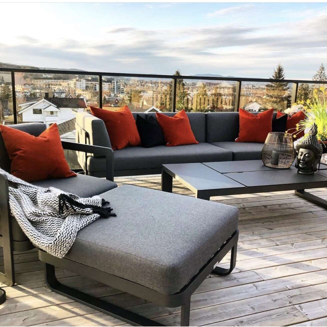 Gardenart 100501sort utesofa og bord med oppløft på takterrassen - Hagemøbler og utemøbler - Fine design
