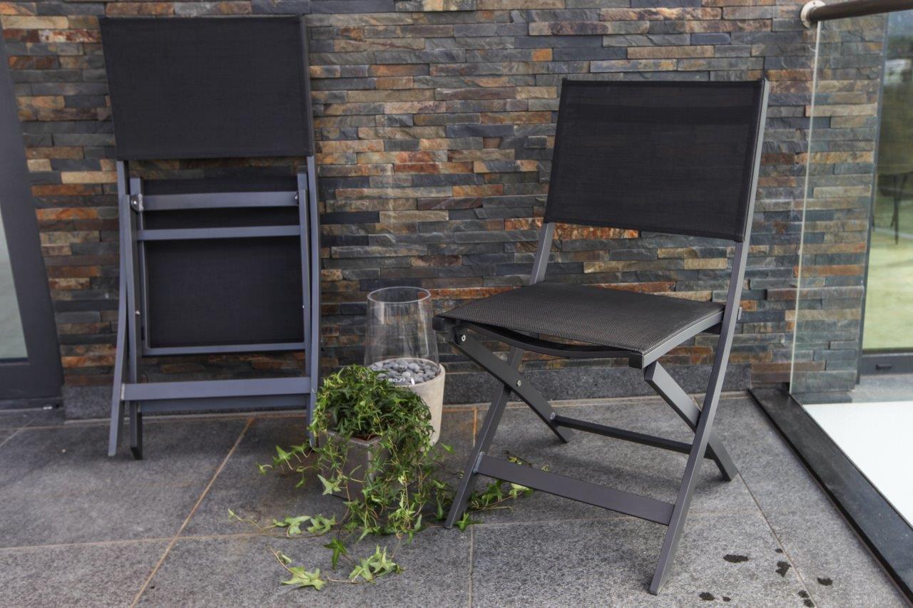Gardenart-klappstoler-i-sort-tekstilene-ved-husvegg Hagemøbler og utemøbler - Fine design