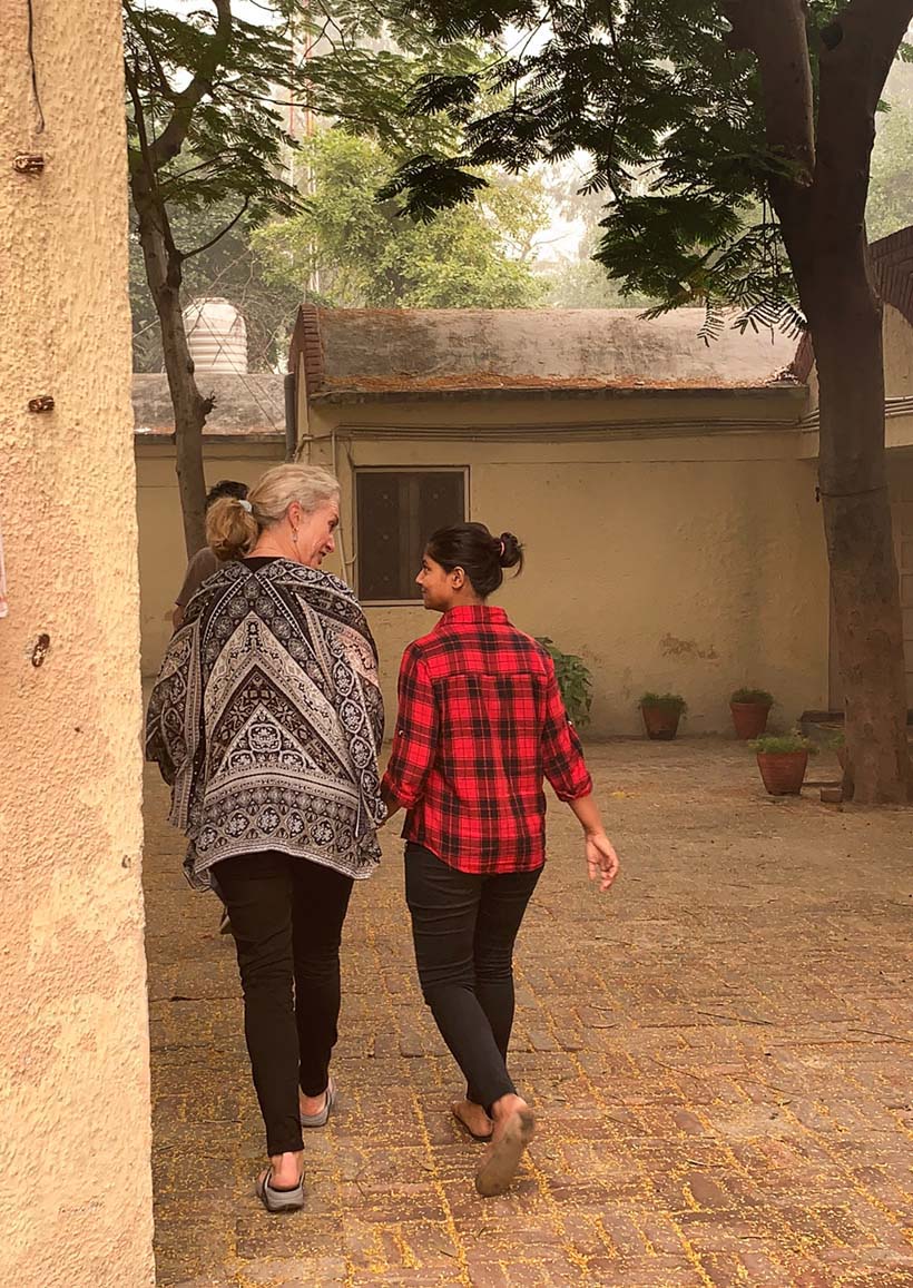 Helen-og-indisk-kvinne-går-sammen-house-of-good-people-india Hagemøbler og utemøbler - Fine design