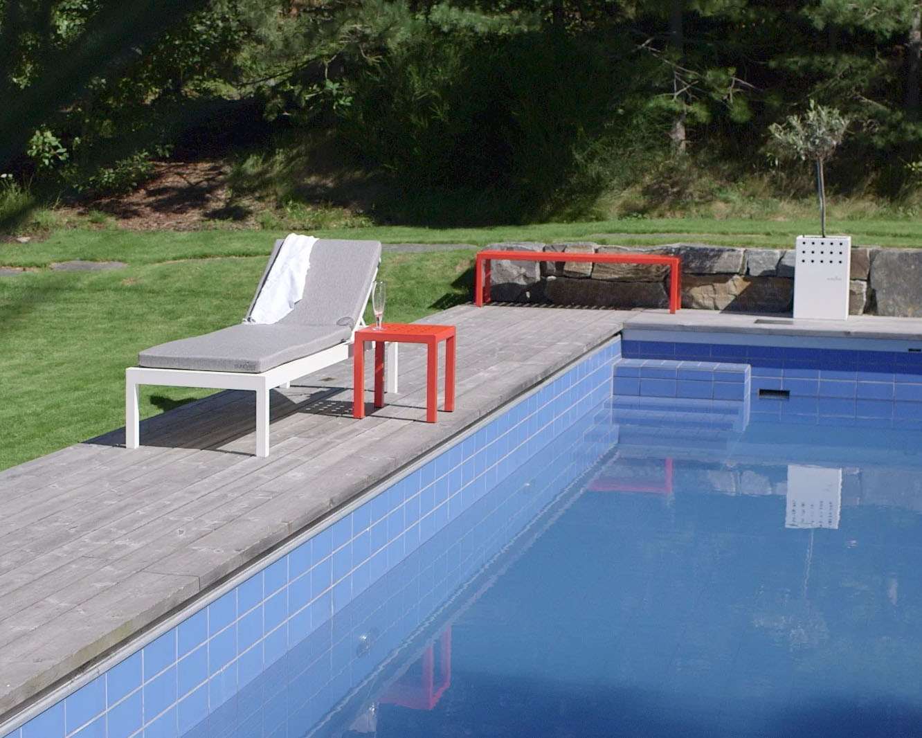 Sundays design solseng i hvit aluminium ved basseng hos Fine Design
