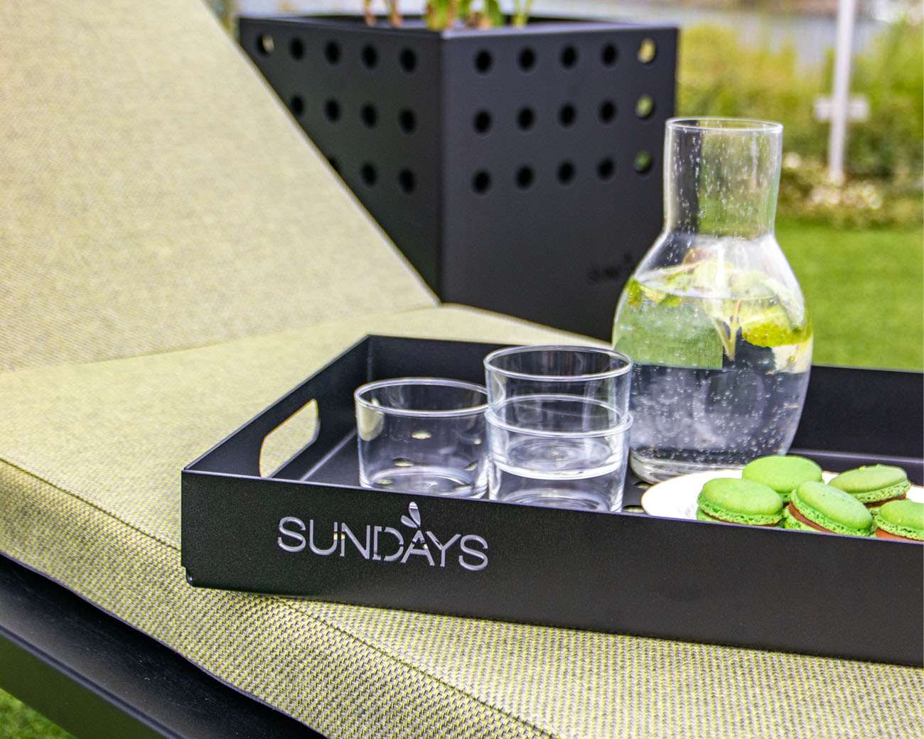 Sundays design solseng i sort aluminium nærbilde hos Fine Design