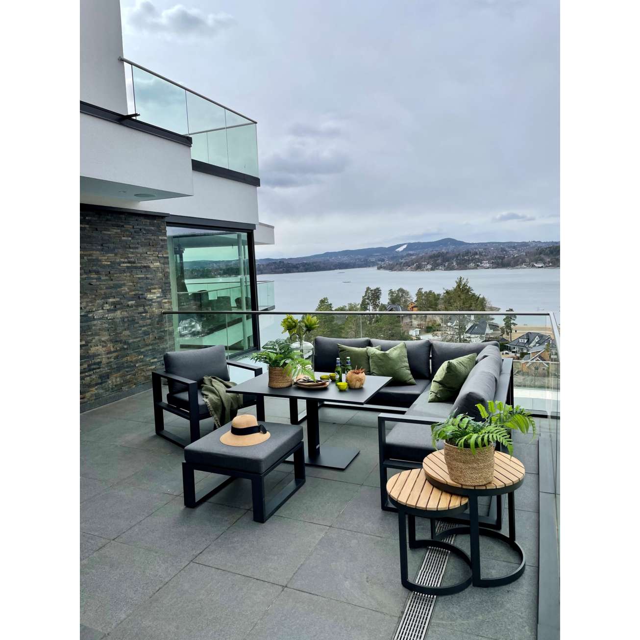 fine design hagemøbler i sort på uteplass med fantastisk utsikt