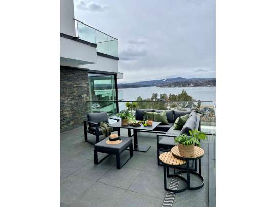 fine design hagemøbler i sort på uteplass med fantastisk utsikt