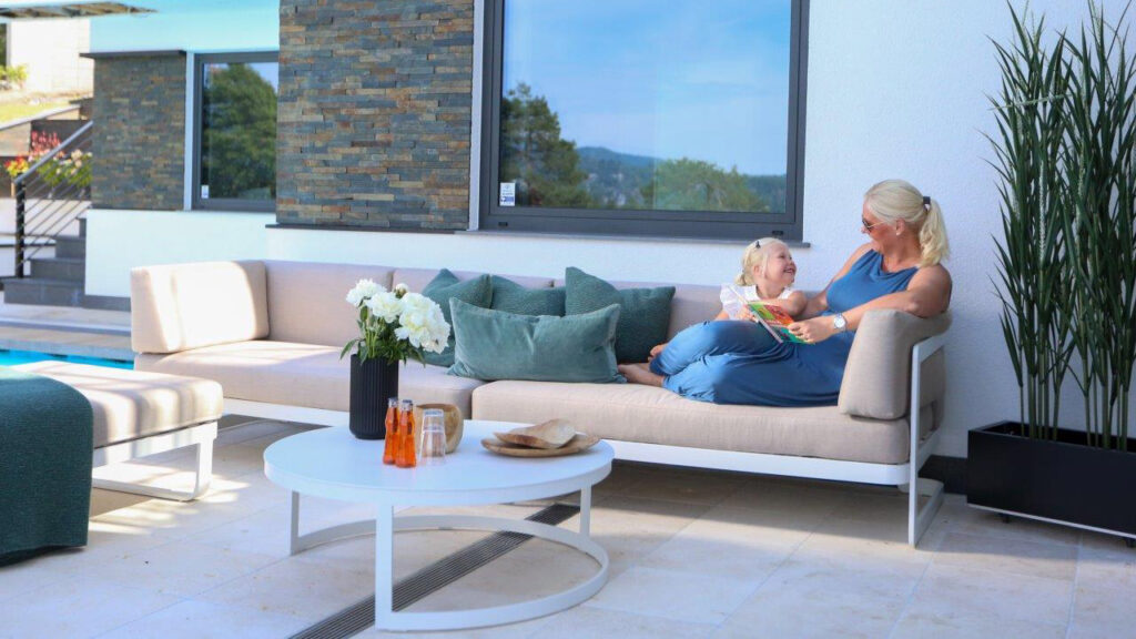 Marianne og datter i en hvit og beige hagesofa fra Fine Design hagemøbler copy