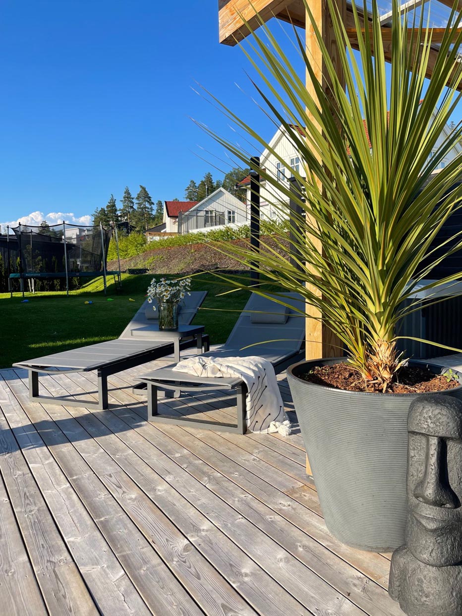 Fine Design solsenger på veranda med figur i forgrunnen