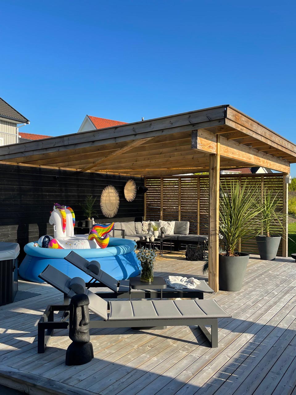 Fine Design solsenger med barnebasseng i bakgrunnen