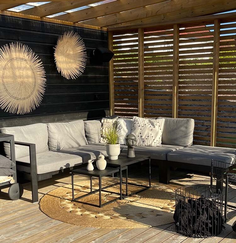 Kveldssola kommer inn på uteplasssen til familien Hamras