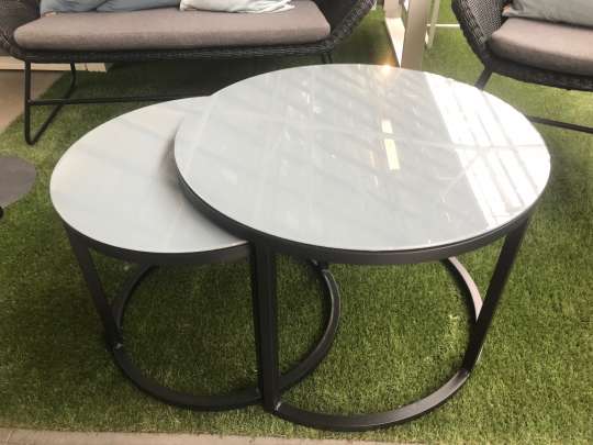 Runde bord som kan skyves over hverandre