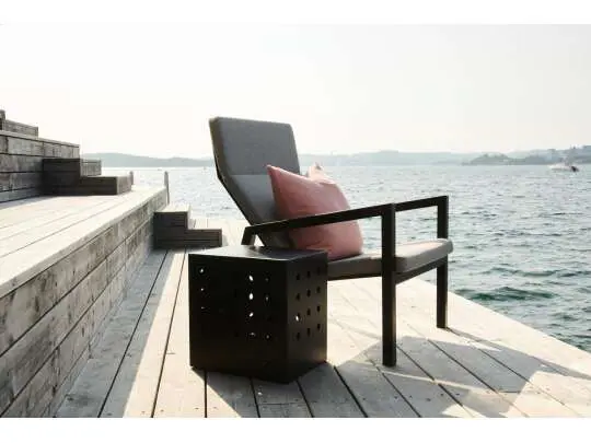 Sundays utebord og utestol fra Fine Design Hagemøbler ved havet