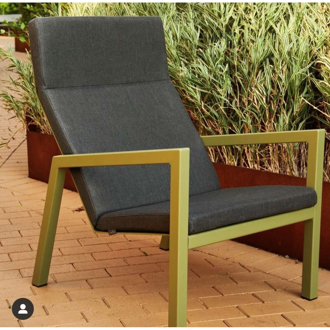 Sundays hygge stol med grønn aluminiumsramme hos Fine Design Hagemøbler