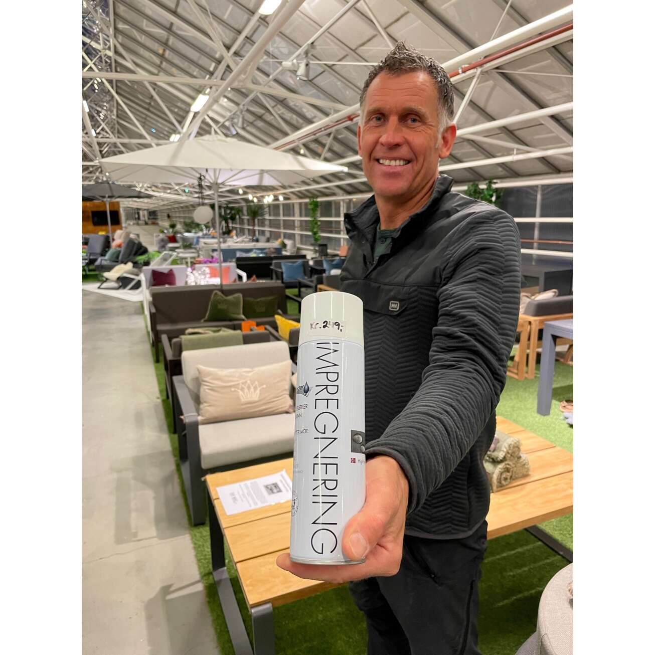 Kjetil Aanerød hos Fine Design Hagemøbler viser impregnering til utemøbler