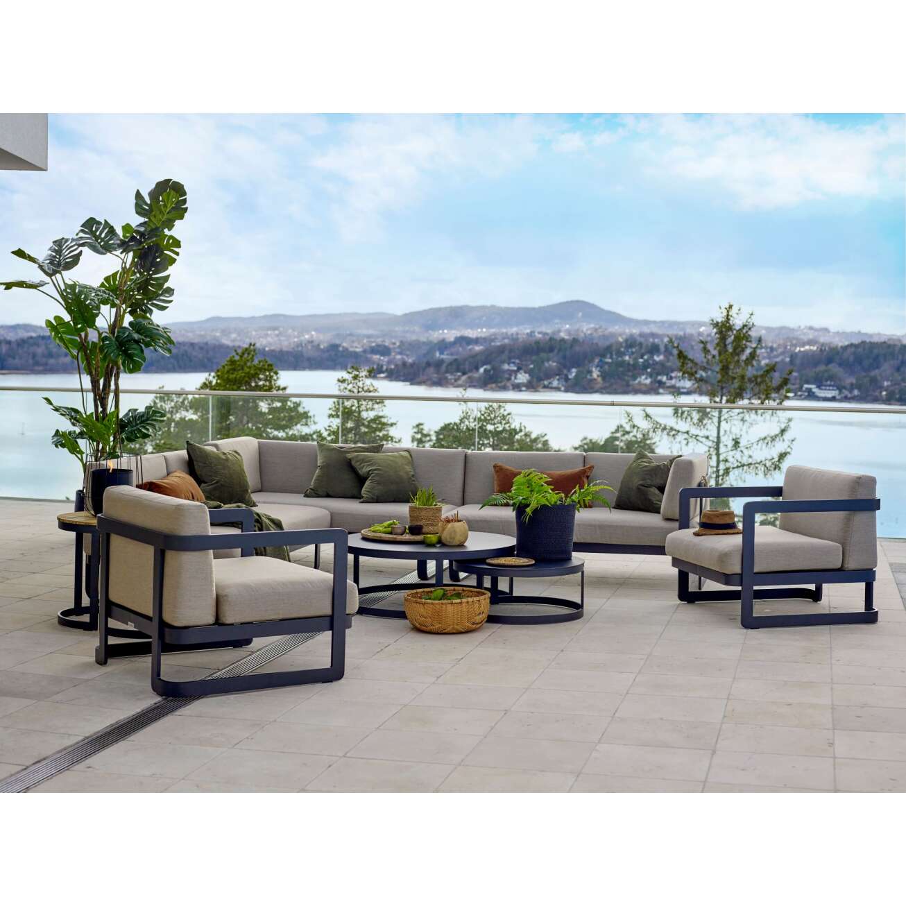 Gardenart kaki utesofa og to stoler pluss runde sofabord med flott utsikt bak