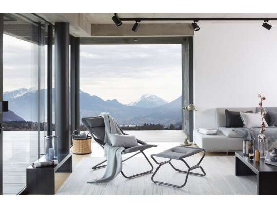 Lafuma eksklusiv solstol og skammel i lysgrå ved vindu med flott fjellutsikt