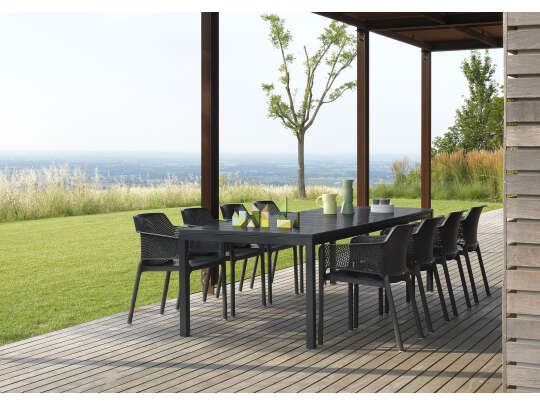 Nardi utebord med spisestoler på terrassen