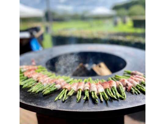 Ofyr grill med asparges og bacon