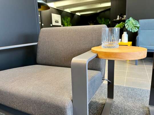 core armlenesidebord til sundays design Core utemøbler