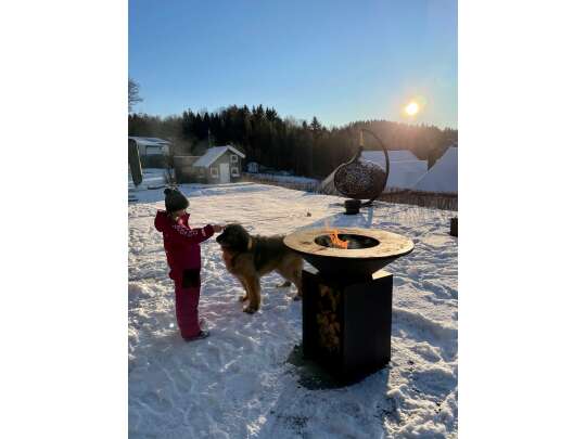OFYR vedfyrt grill med lagringsplass på uteplass i vinter