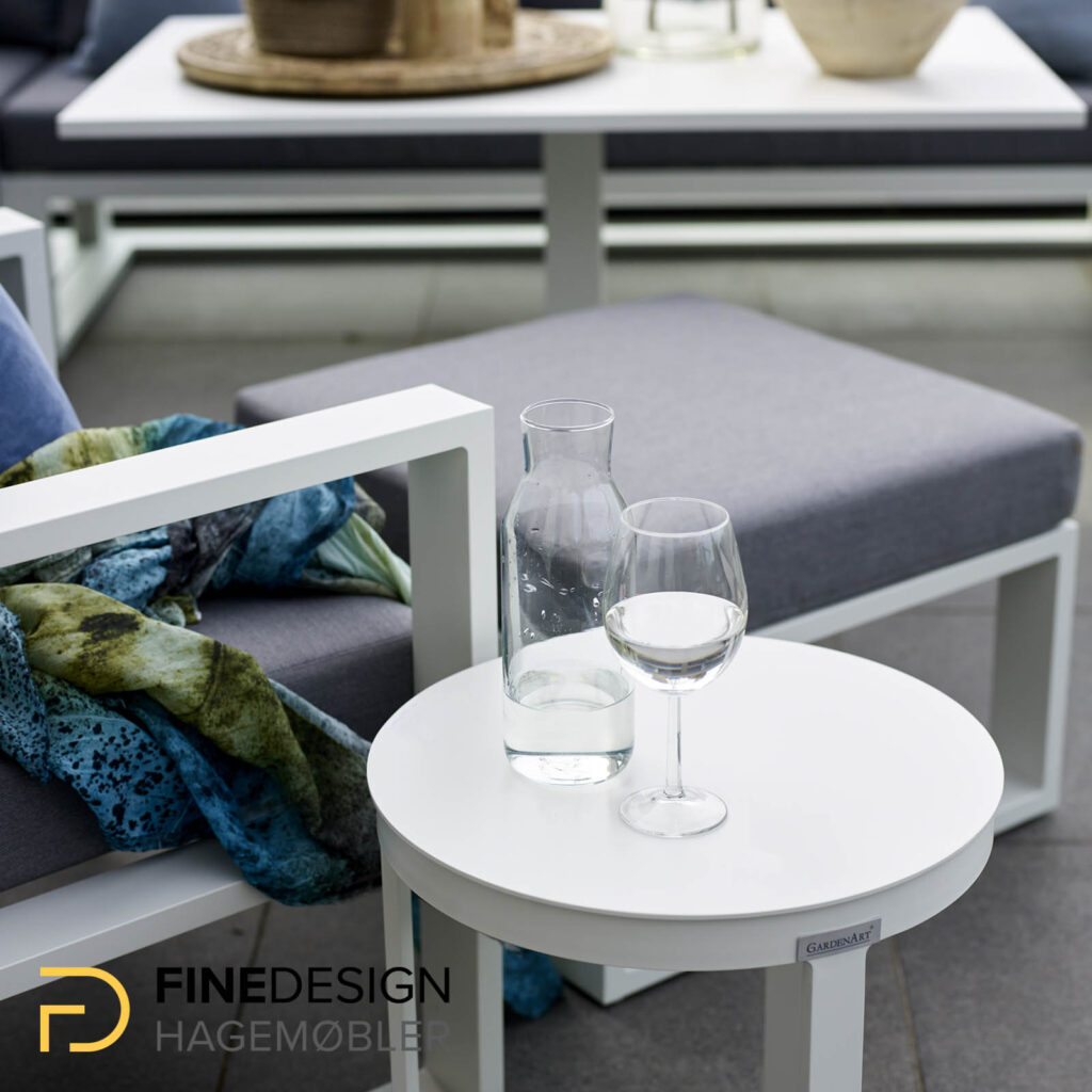 Detalj av hvitt, rundt sofabord fra Fine Design Hagemøbler