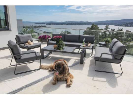 utesofa-gruppe fra Fine Design Hagemøbler og hund på veranda med flott utsikt over sjøen