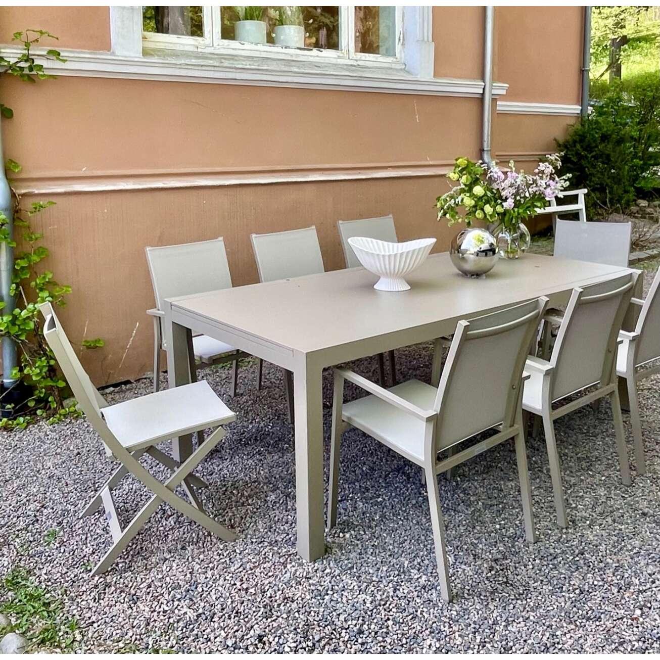Beige spisebord fra Gardenart med stoler på uteplass
