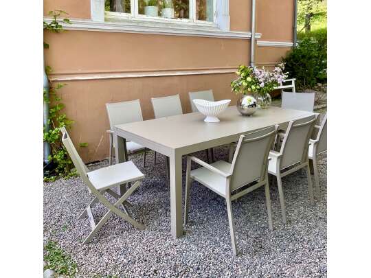 Beige spisebord fra Gardenart med stoler på uteplass