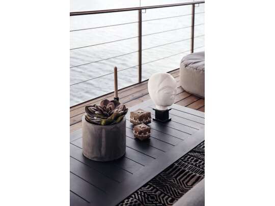 Lavt utebord fra Fine Design på terrassen til Nikolai Danielsen
