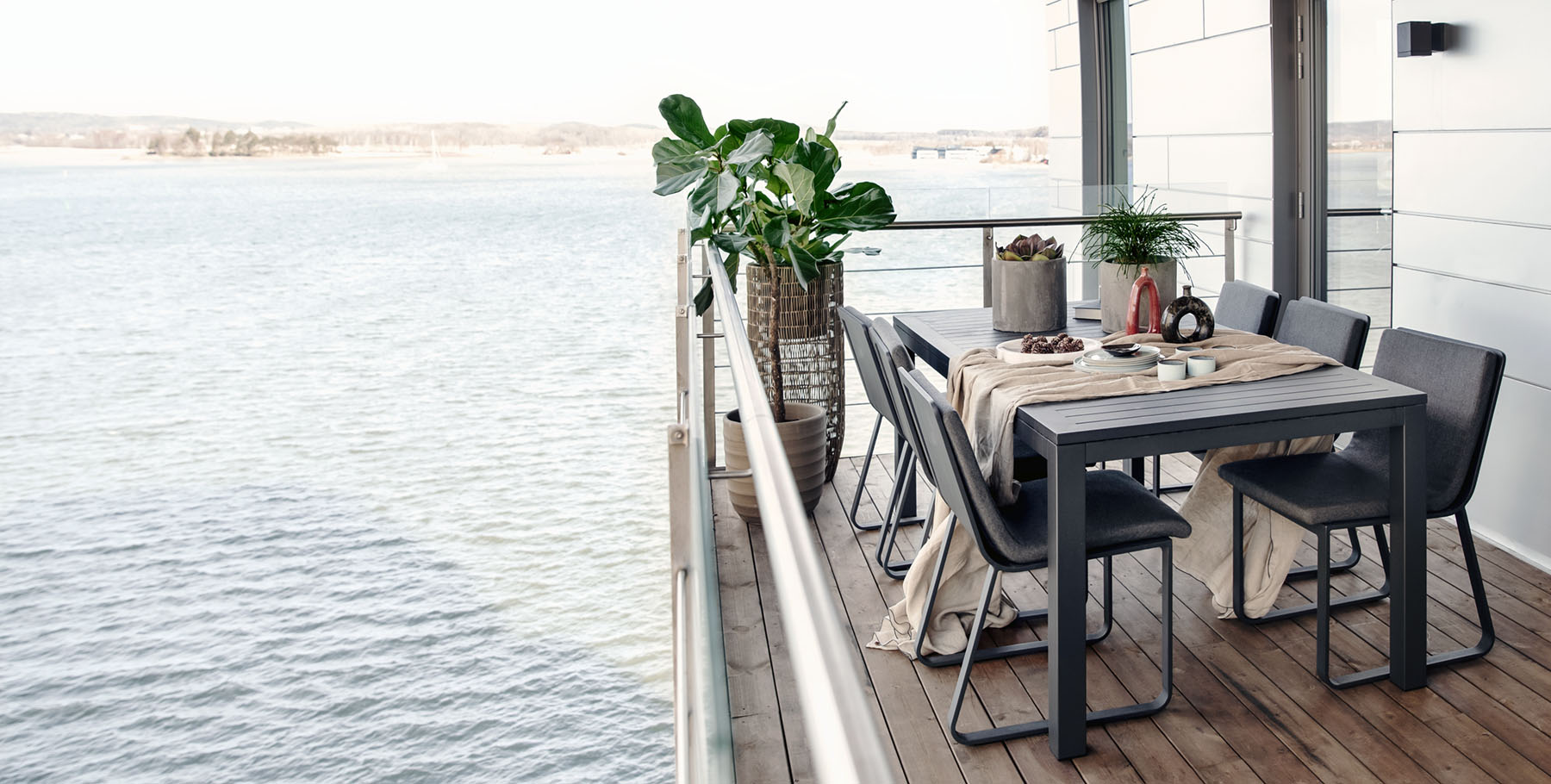 Terrassen til Nikolai Danielsen med utemøbler fra Fine Design og utsikt over sjøen