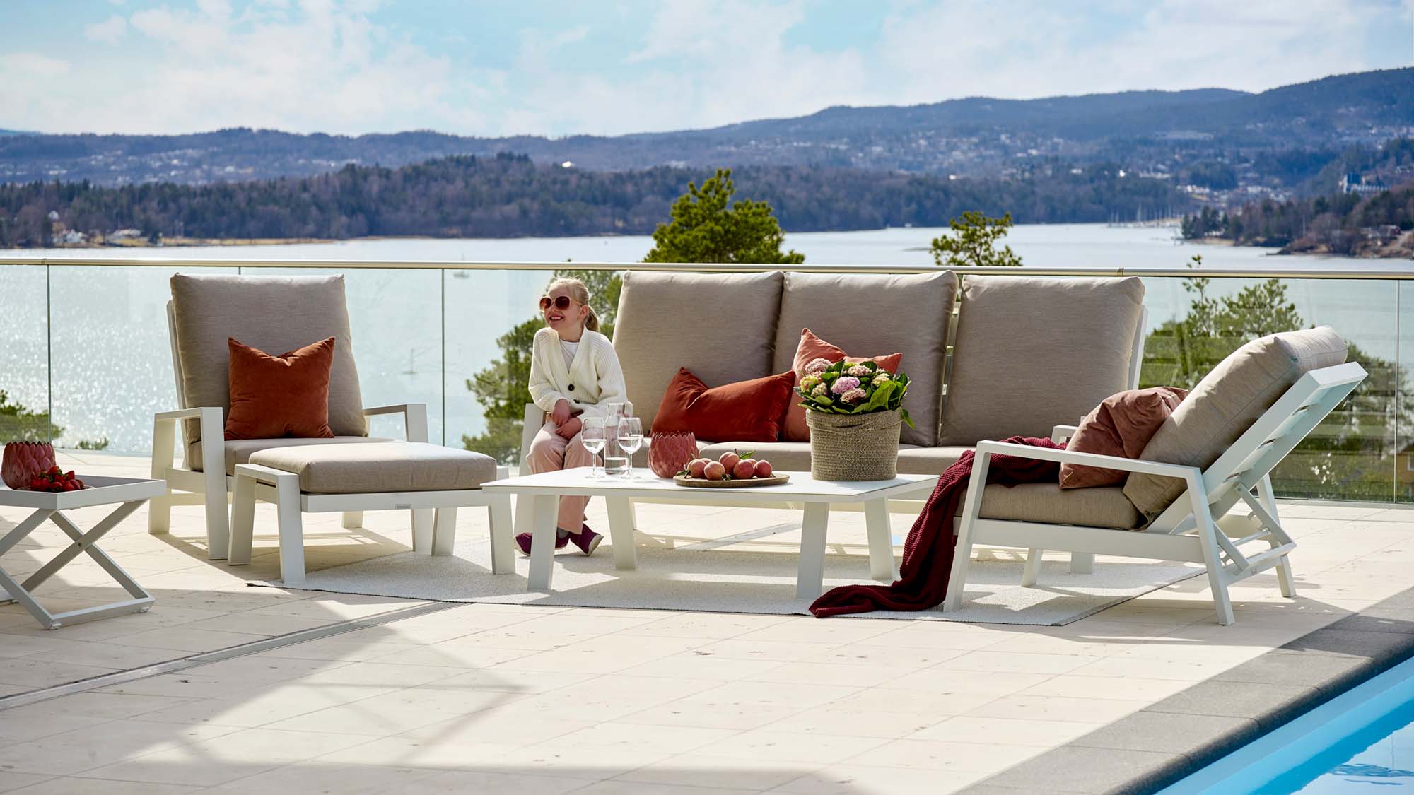Justerbar hagesofa i hvit aluminium fra Fine Design Hagemøbler
