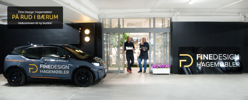 Fine Design hagemøbler på Rud i Bærum - Kjetil og Marianne Aanerød i inngangen til Fine Design på Rud, ved siden av Fine Design-bil og kundeparkering