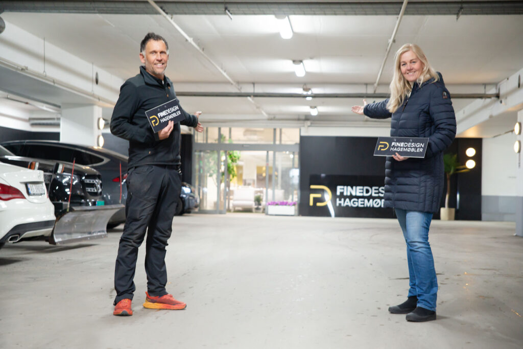 Kjetil Aanerød og Marianne Aanerød foran inngangen til Fine Designbutikken på Rud i Bærum - du kan parkere ved døra