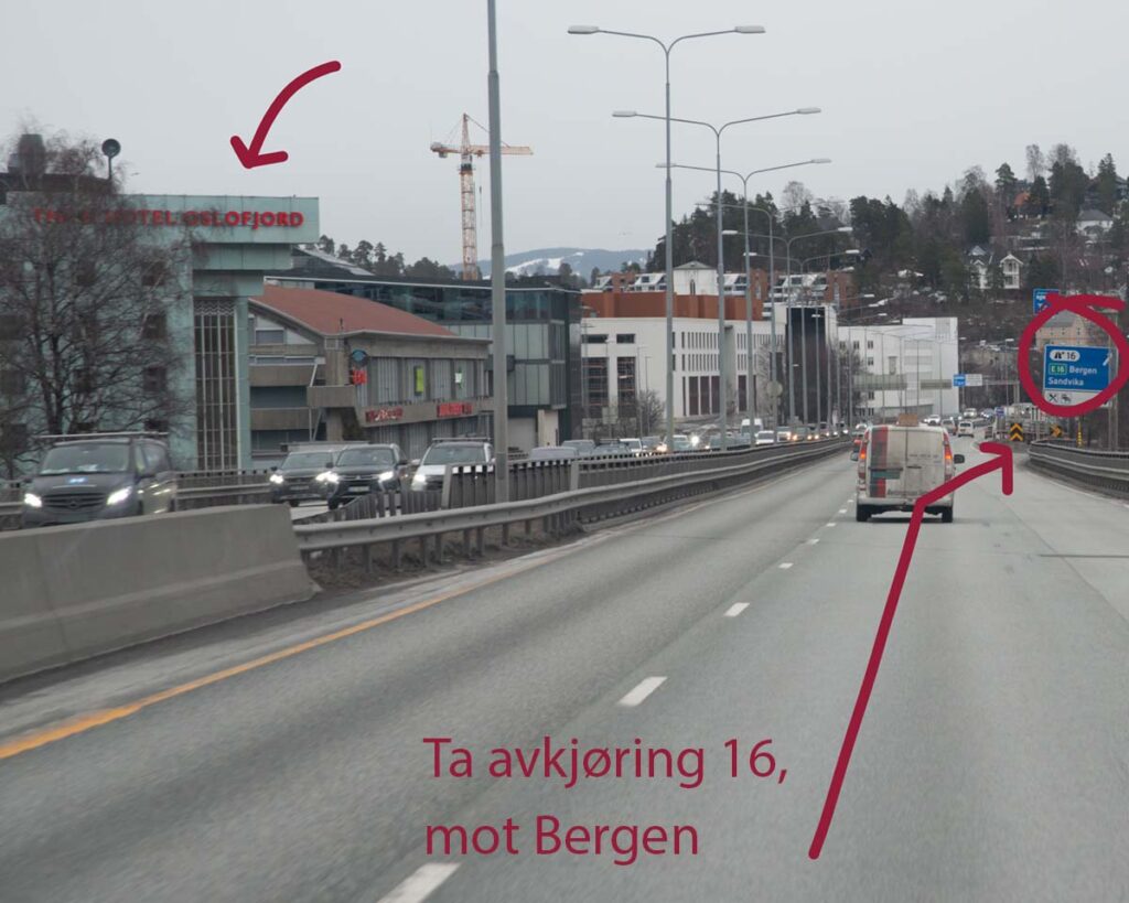 Kjøre mot Fine Design fra Drammen - ta av i Sandvikskrysset ved Thon Hotel og kjør under motorveien og inn i tunellen.