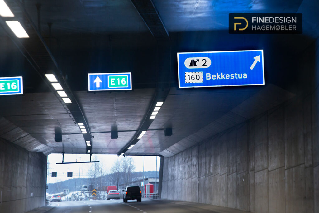 Ta til høyre mot Bekkestua rett etter tunellen fra Sandvika for å komme til Fine Design i Bærum.