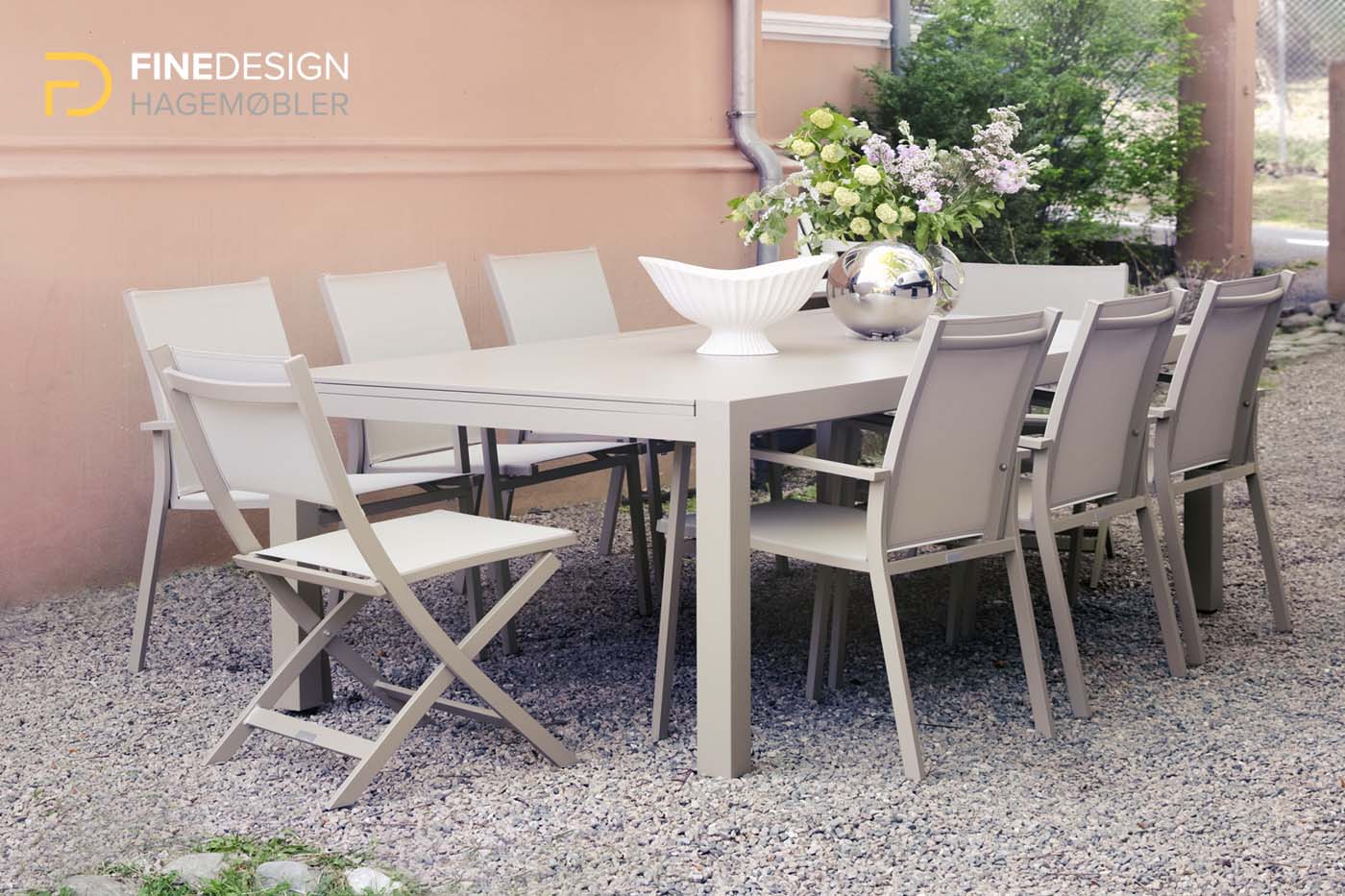 Gardenart utendørs spisebord med stoler - i beige med Fine Design-logo