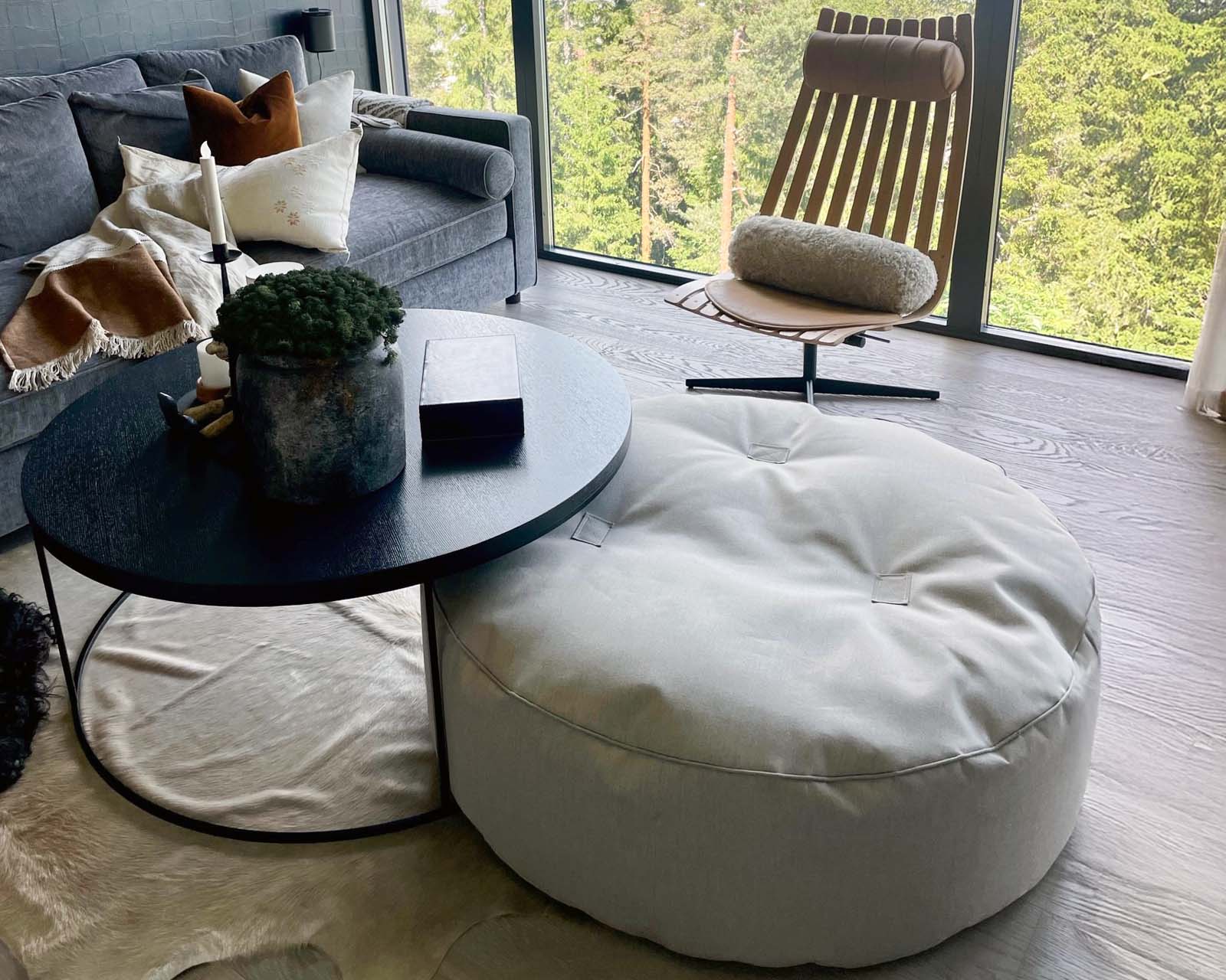 Beige stor puff fra Trimm inne hos Fine Design