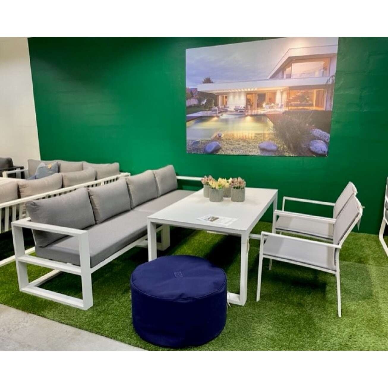 gardenart-lang-sofa-med-bord-og-to-stoler-spisegruppe-med-sofaf-lelse