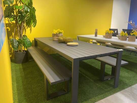 Spisebord og to benker i sort aluminium fra Gardenart - PAKKEPRIS