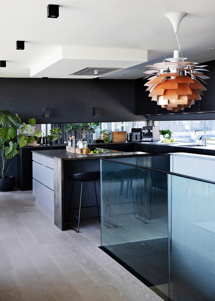 Kjøkkenet med konglelampe fra Louis Poulsen - hos Marianne i Fine Design hagemøbler