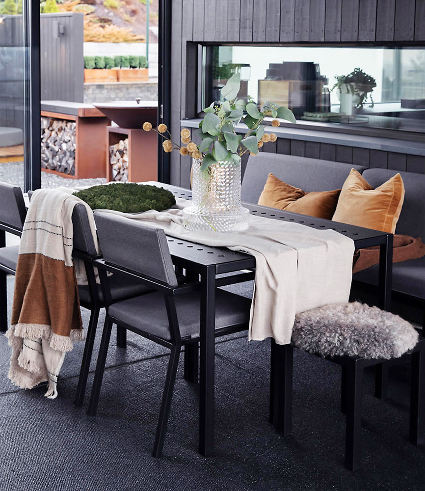 Sundays spisebord med OFYR grill bak - hos Fine Design Hagemøbler-Marianne 1