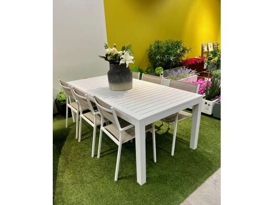 SALG: Gardenart spisebord med to illeggsplater og seks stablebare stoler. (100526kampanje)