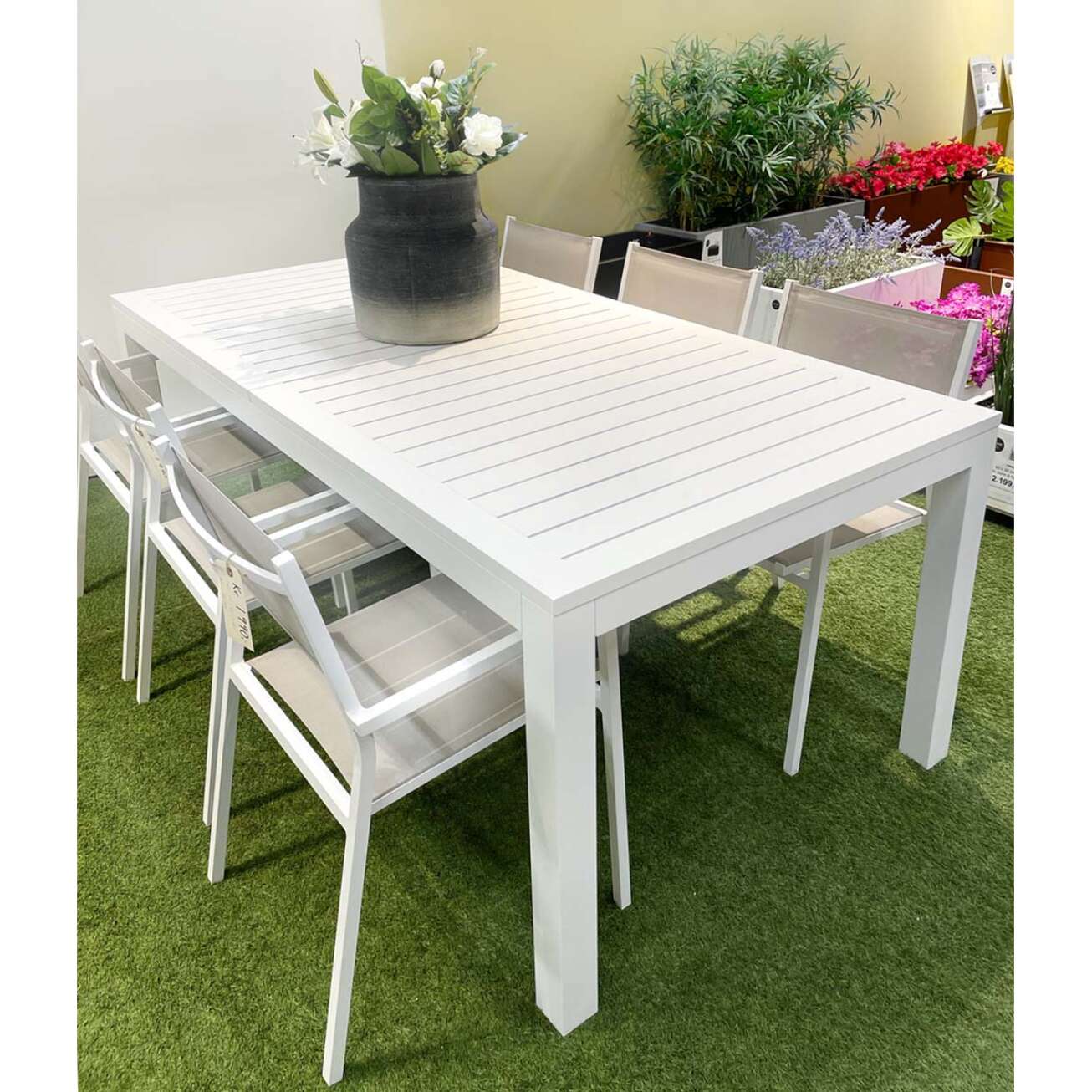 Salg på stort hvitt Gardenart hagebord med 6 spisestoler i kaki