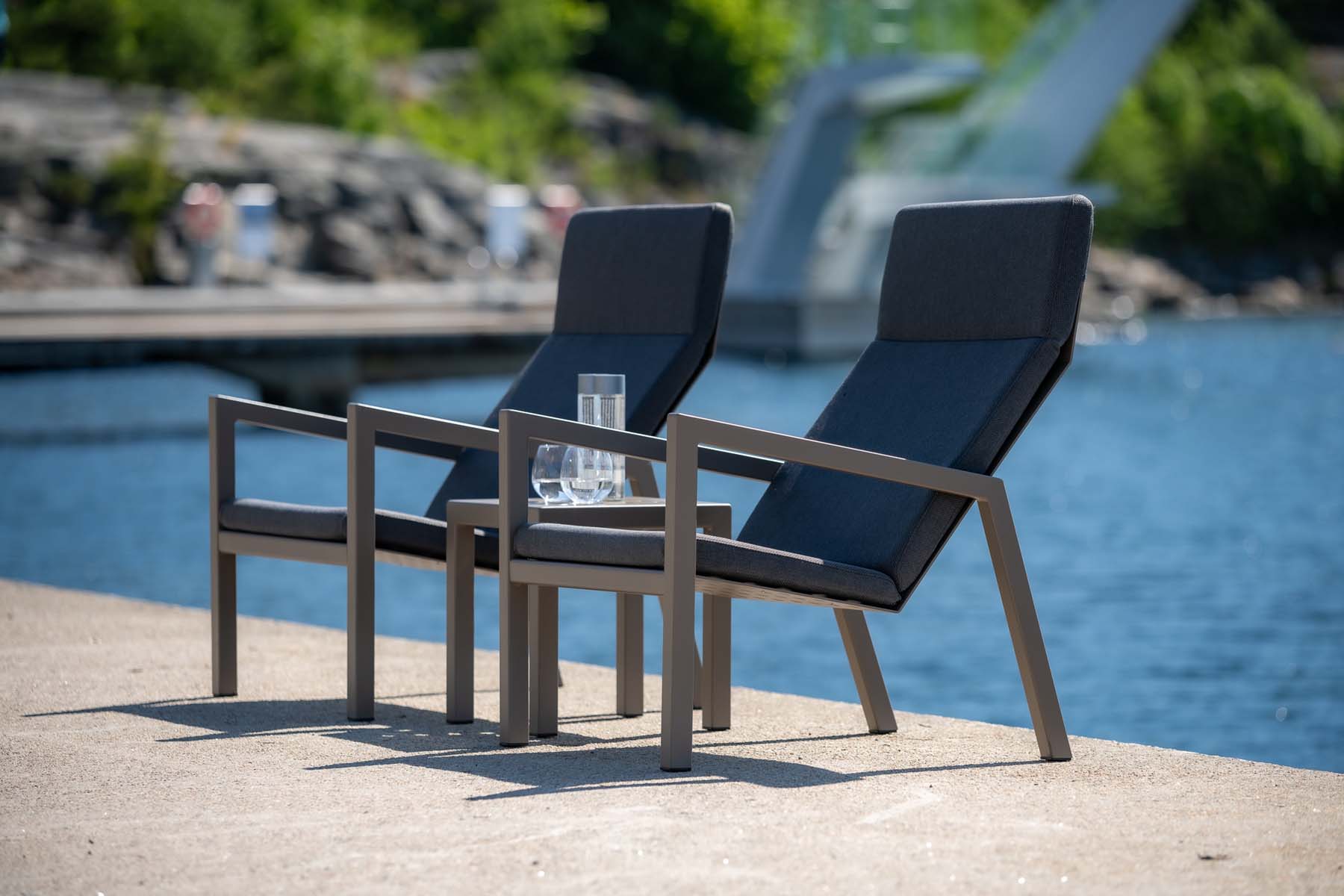 Sundays Design Frame Hygge utestoler med bord ved sjøen